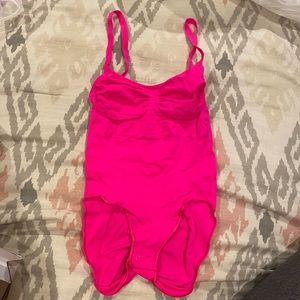 New in box Skims sculpting bodysuit in flamingo